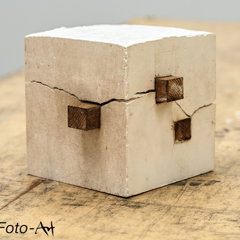 World destruction. Gips en hout