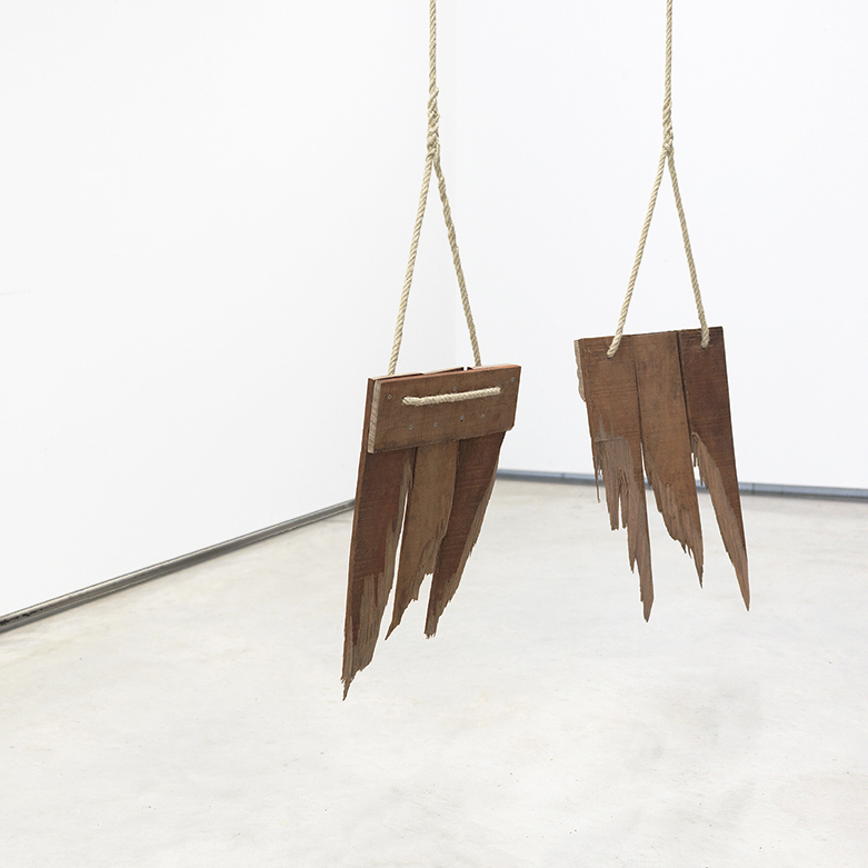 Body and Space: Henneptouw en hout. Het kind is altijd de dupe van oorlog